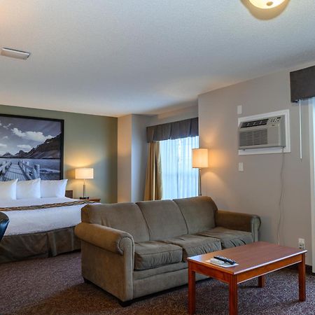 Super 8 By Wyndham Cochrane Hotel Exterior photo