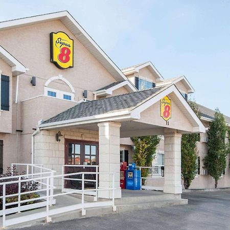 Super 8 By Wyndham Cochrane Hotel Exterior photo