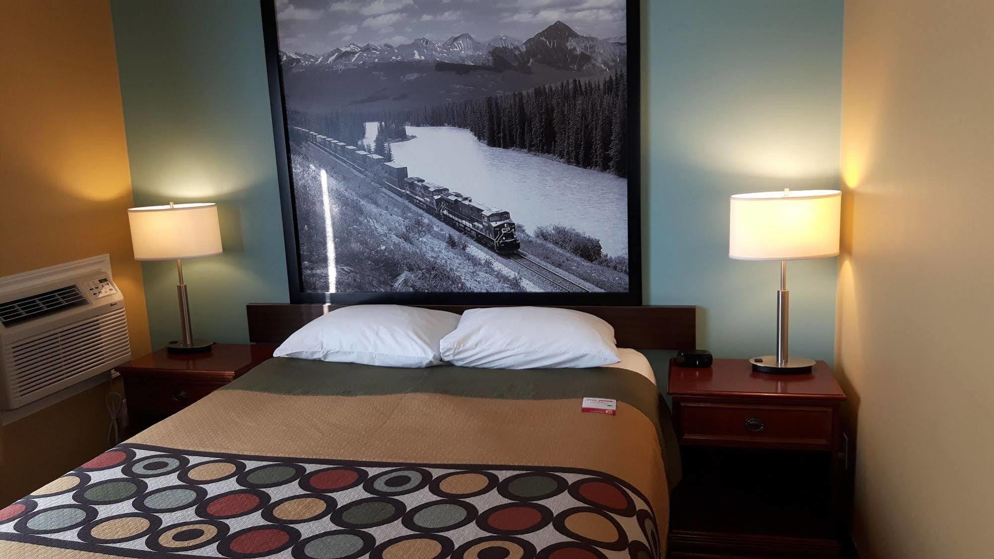 Super 8 By Wyndham Cochrane Hotel Exterior photo